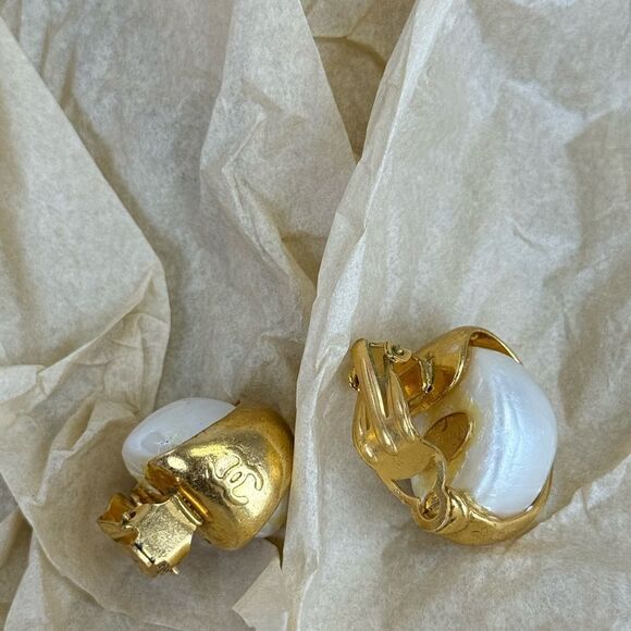 Chanel Vintage 93a Large Faux Pearl Gold Clip On Earrings - Picture 9 of 16